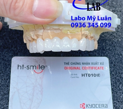 Là một trong những dòng răng toàn sứ cao cấp, răng HT smile luôn được các chuyên gia và khách hàng đánh giá cao về tính thẩm mỹ, tính thương thích sinh học, độ bền chắc… 